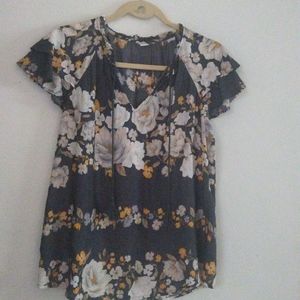 Old Navy Short sleeve grey print Blouse size (s) beige cream and mustard flowers
